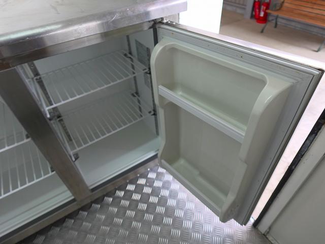 キャリイトラック 移動販売車 キッチンカー ケータリングカー フードトラック 3槽シンク 100L給排水タンク 冷凍冷蔵コールドテーブル 換気扇 照明 扉付きバンク収納 外部電源 跳上扉 アクリル窓 カウンター(20枚目)