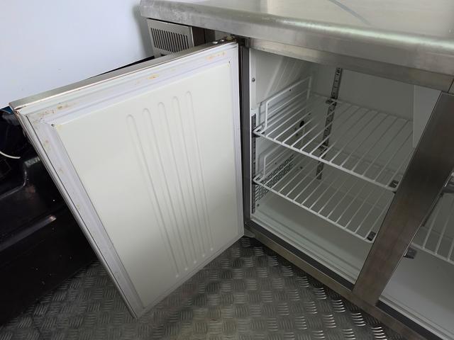 キャリイトラック 移動販売車 キッチンカー ケータリングカー フードトラック 3槽シンク 100L給排水タンク 冷凍冷蔵コールドテーブル 換気扇 照明 扉付きバンク収納 外部電源 跳上扉 アクリル窓 カウンター(21枚目)