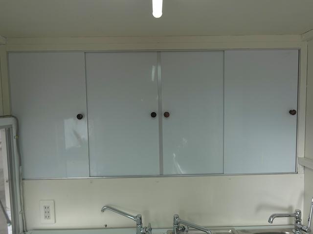 キャリイトラック 移動販売車 キッチンカー ケータリングカー フードトラック 3槽シンク 100L給排水タンク 冷凍冷蔵コールドテーブル 換気扇 照明 扉付きバンク収納 外部電源 跳上扉 アクリル窓 カウンター(22枚目)