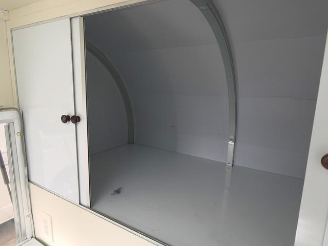 キャリイトラック 移動販売車 キッチンカー ケータリングカー フードトラック 3槽シンク 100L給排水タンク 冷凍冷蔵コールドテーブル 換気扇 照明 扉付きバンク収納 外部電源 跳上扉 アクリル窓 カウンター(24枚目)