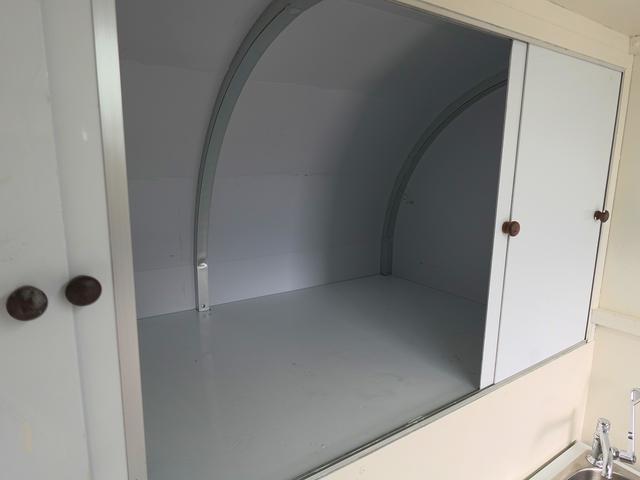 キャリイトラック 移動販売車 キッチンカー ケータリングカー フードトラック 3槽シンク 100L給排水タンク 冷凍冷蔵コールドテーブル 換気扇 照明 扉付きバンク収納 外部電源 跳上扉 アクリル窓 カウンター(25枚目)