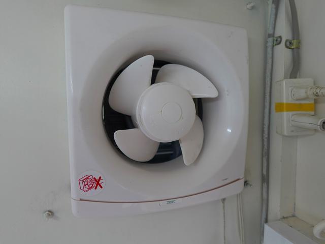 キャリイトラック 移動販売車 キッチンカー ケータリングカー フードトラック 3槽シンク 100L給排水タンク 冷凍冷蔵コールドテーブル 換気扇 照明 扉付きバンク収納 外部電源 跳上扉 アクリル窓 カウンター(26枚目)