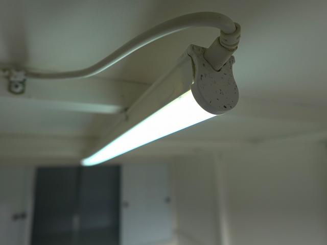 キャリイトラック 移動販売車 キッチンカー ケータリングカー フードトラック 3槽シンク 100L給排水タンク 冷凍冷蔵コールドテーブル 換気扇 照明 扉付きバンク収納 外部電源 跳上扉 アクリル窓 カウンター(27枚目)