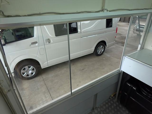 キャリイトラック 移動販売車 キッチンカー ケータリングカー フードトラック 3槽シンク 100L給排水タンク 冷凍冷蔵コールドテーブル 換気扇 照明 扉付きバンク収納 外部電源 跳上扉 アクリル窓 カウンター(28枚目)