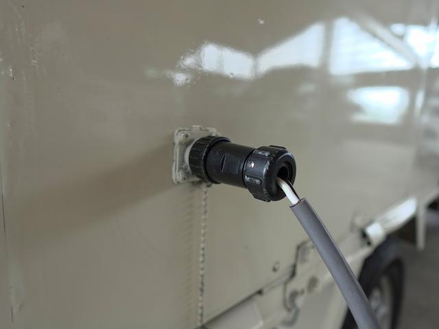 キャリイトラック 移動販売車 キッチンカー ケータリングカー フードトラック 3槽シンク 100L給排水タンク 冷凍冷蔵コールドテーブル 換気扇 照明 扉付きバンク収納 外部電源 跳上扉 アクリル窓 カウンター(29枚目)