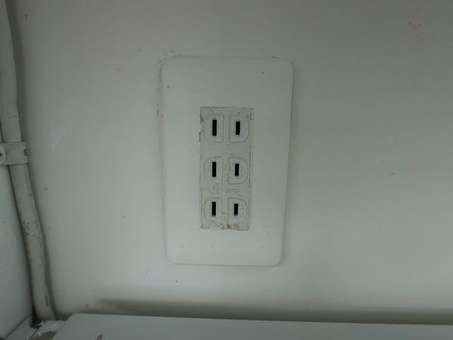 キャリイトラック 移動販売車 キッチンカー ケータリングカー フードトラック 3槽シンク 100L給排水タンク 冷凍冷蔵コールドテーブル 換気扇 照明 扉付きバンク収納 外部電源 跳上扉 アクリル窓 カウンター(30枚目)