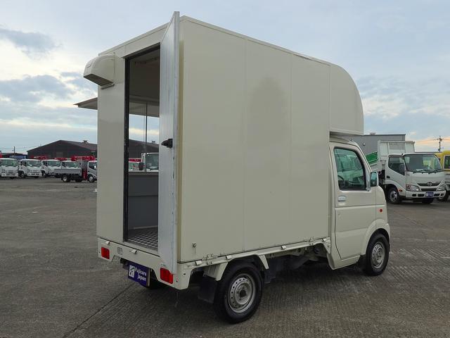 キャリイトラック 移動販売車 キッチンカー ケータリングカー フードトラック 3槽シンク 100L給排水タンク 冷凍冷蔵コールドテーブル 換気扇 照明 扉付きバンク収納 外部電源 跳上扉 アクリル窓 カウンター(36枚目)