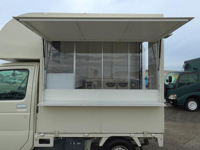 キャリイトラック 移動販売車 キッチンカー ケータリングカー フードトラック 3槽シンク 100L給排水タンク 冷凍冷蔵コールドテーブル 換気扇 照明 扉付きバンク収納 外部電源 跳上扉 アクリル窓 カウンター(39枚目)