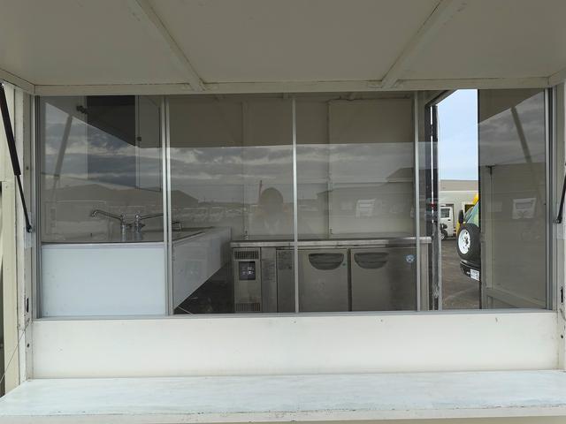 キャリイトラック 移動販売車 キッチンカー ケータリングカー フードトラック 3槽シンク 100L給排水タンク 冷凍冷蔵コールドテーブル 換気扇 照明 扉付きバンク収納 外部電源 跳上扉 アクリル窓 カウンター(40枚目)