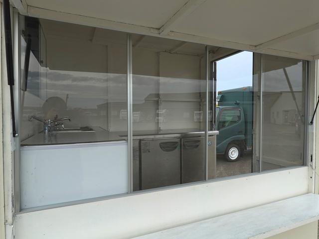 キャリイトラック 移動販売車 キッチンカー ケータリングカー フードトラック 3槽シンク 100L給排水タンク 冷凍冷蔵コールドテーブル 換気扇 照明 扉付きバンク収納 外部電源 跳上扉 アクリル窓 カウンター(41枚目)