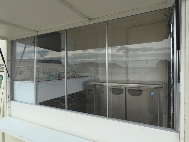 キャリイトラック 移動販売車 キッチンカー ケータリングカー フードトラック 3槽シンク 100L給排水タンク 冷凍冷蔵コールドテーブル 換気扇 照明 扉付きバンク収納 外部電源 跳上扉 アクリル窓 カウンター(42枚目)