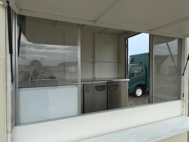 キャリイトラック 移動販売車 キッチンカー ケータリングカー フードトラック 3槽シンク 100L給排水タンク 冷凍冷蔵コールドテーブル 換気扇 照明 扉付きバンク収納 外部電源 跳上扉 アクリル窓 カウンター(44枚目)