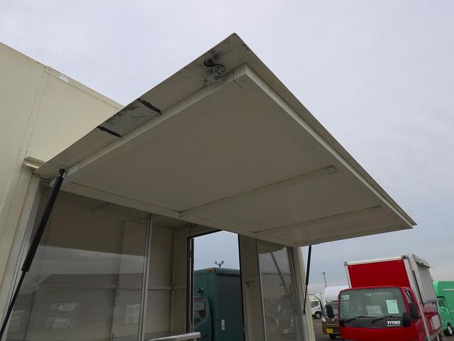 キャリイトラック 移動販売車 キッチンカー ケータリングカー フードトラック 3槽シンク 100L給排水タンク 冷凍冷蔵コールドテーブル 換気扇 照明 扉付きバンク収納 外部電源 跳上扉 アクリル窓 カウンター(46枚目)