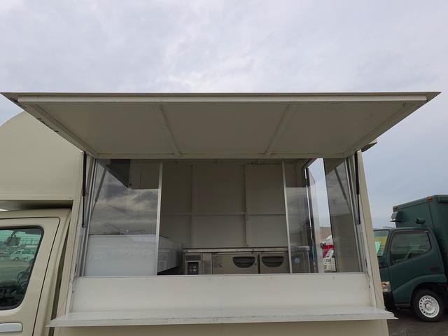 キャリイトラック 移動販売車 キッチンカー ケータリングカー フードトラック 3槽シンク 100L給排水タンク 冷凍冷蔵コールドテーブル 換気扇 照明 扉付きバンク収納 外部電源 跳上扉 アクリル窓 カウンター(47枚目)