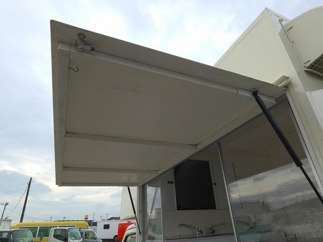 キャリイトラック 移動販売車 キッチンカー ケータリングカー フードトラック 3槽シンク 100L給排水タンク 冷凍冷蔵コールドテーブル 換気扇 照明 扉付きバンク収納 外部電源 跳上扉 アクリル窓 カウンター(48枚目)