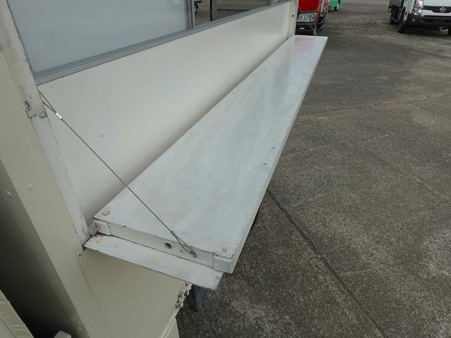 キャリイトラック 移動販売車 キッチンカー ケータリングカー フードトラック 3槽シンク 100L給排水タンク 冷凍冷蔵コールドテーブル 換気扇 照明 扉付きバンク収納 外部電源 跳上扉 アクリル窓 カウンター(49枚目)