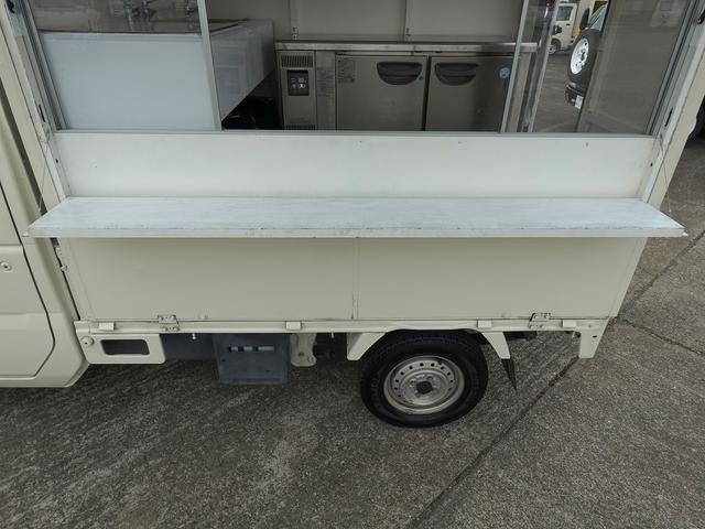 キャリイトラック 移動販売車 キッチンカー ケータリングカー フードトラック 3槽シンク 100L給排水タンク 冷凍冷蔵コールドテーブル 換気扇 照明 扉付きバンク収納 外部電源 跳上扉 アクリル窓 カウンター(50枚目)