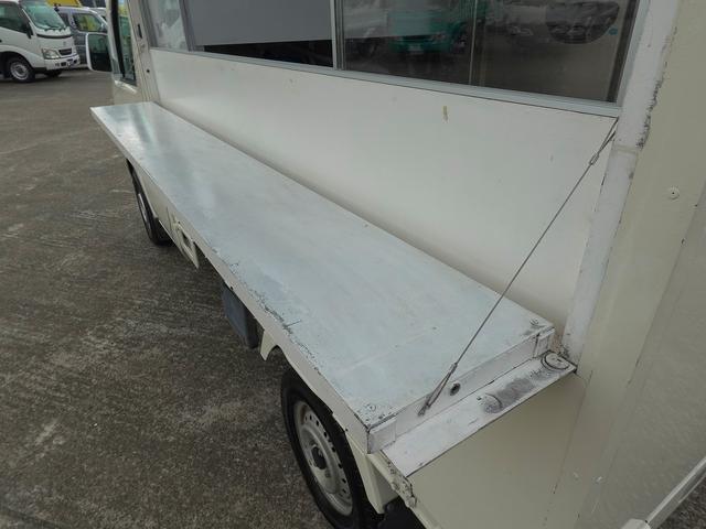キャリイトラック 移動販売車 キッチンカー ケータリングカー フードトラック 3槽シンク 100L給排水タンク 冷凍冷蔵コールドテーブル 換気扇 照明 扉付きバンク収納 外部電源 跳上扉 アクリル窓 カウンター(51枚目)