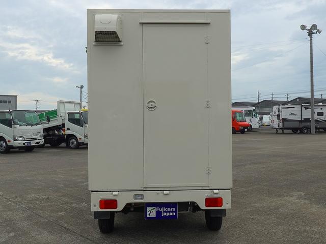 キャリイトラック 移動販売車 キッチンカー ケータリングカー フードトラック 3槽シンク 100L給排水タンク 冷凍冷蔵コールドテーブル 換気扇 照明 扉付きバンク収納 外部電源 跳上扉 アクリル窓 カウンター(56枚目)