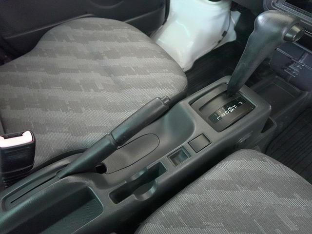 キャリイトラック 移動販売車 キッチンカー ケータリングカー フードトラック 3槽シンク 100L給排水タンク 冷凍冷蔵コールドテーブル 換気扇 照明 扉付きバンク収納 外部電源 跳上扉 アクリル窓 カウンター(70枚目)