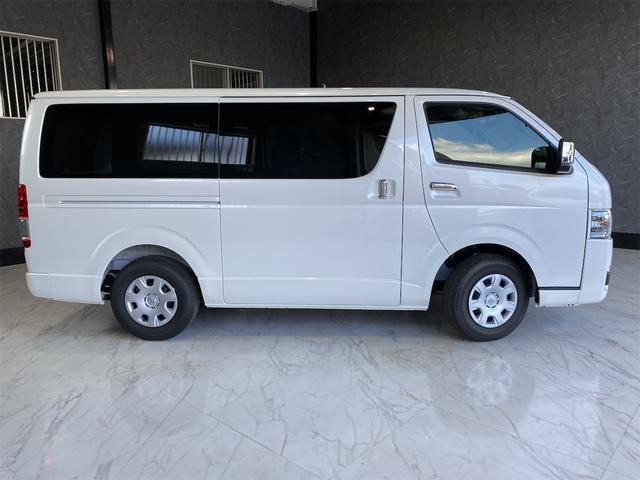 ハイエースバン スーパーGL ダークプライム2/デジタルインナーミラー 両側オートスライドドア パノラミックビューカメラ LEDヘットライト スマキー オートエアコン フロアマット特別仕様車専用 フルホイールキャップ ESC ABS フルフラット ハーフレザーシート(4枚目)