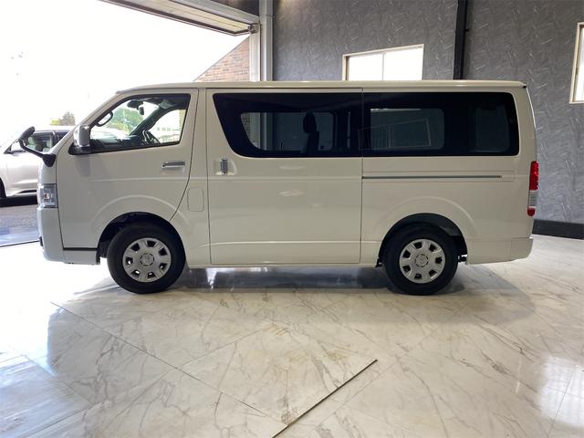 ハイエースバン スーパーGL ダークプライム2/デジタルインナーミラー 両側オートスライドドア パノラミックビューカメラ LEDヘットライト スマキー オートエアコン フロアマット特別仕様車専用 フルホイールキャップ ESC ABS フルフラット ハーフレザーシート(5枚目)