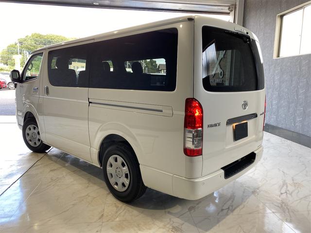 ハイエースバン スーパーGL ダークプライム2/デジタルインナーミラー 両側オートスライドドア パノラミックビューカメラ LEDヘットライト スマキー オートエアコン フロアマット特別仕様車専用 フルホイールキャップ ESC ABS フルフラット ハーフレザーシート(9枚目)