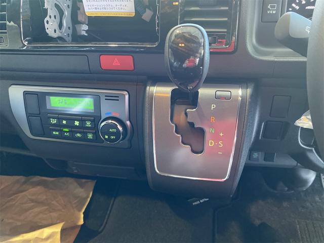 ハイエースバン スーパーGL ダークプライム2/デジタルインナーミラー 両側オートスライドドア パノラミックビューカメラ LEDヘットライト スマキー オートエアコン フロアマット特別仕様車専用 フルホイールキャップ ESC ABS フルフラット ハーフレザーシート(11枚目)