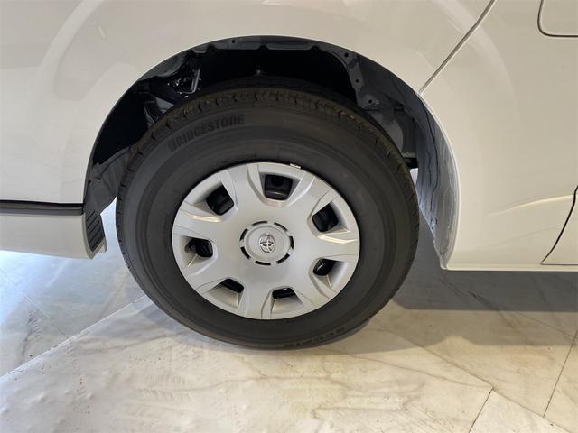 ハイエースバン スーパーGL ダークプライム2/デジタルインナーミラー 両側オートスライドドア パノラミックビューカメラ LEDヘットライト スマキー オートエアコン フロアマット特別仕様車専用 フルホイールキャップ ESC ABS フルフラット ハーフレザーシート(21枚目)