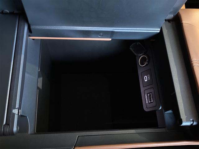 ヴェルファイアハイブリッド Ｚ　プレミア／パノラミックビュー／デジタルインナーミラー　ブラインドスポットモニター　後席モニター　ＨＵＤ　パドルシフト　ユニバーサルステップ　両側Ｐスライドドア　左右独立ムーンＲ　ディスプレイオーディオ　ステアリングＨ　置くだけ充電　メモリーＰシート（27枚目）