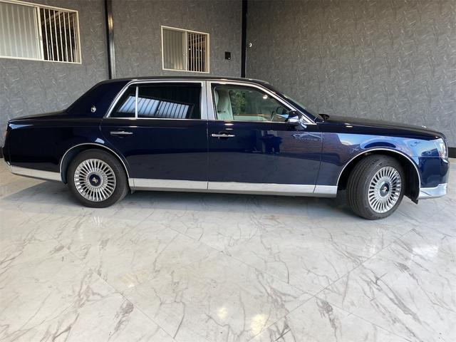 センチュリー ベースグレード　衝突被害軽減システム　ＤＶＤ　禁煙車　パワーシート　ナビ＆ＴＶ　電動格納ミラー　ダブルエアコン　クリアランスソナー　オットマン　ブルートゥース　革シート　ＬＥＤヘッドランプ　パワートランク　地デジ（4枚目）