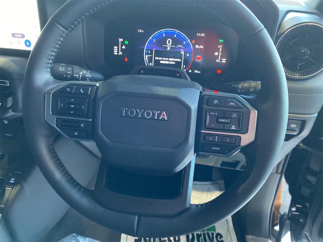 ランドクルーザー２５０ ＶＸ　デジタルインナーミラー　ルーフレール　サンルーフ　ＥＴＣ２．０　４ＷＤ　１オ－ナ－　Ｐシート　トヨタチームメイト　ドライバーモニターカメラ　ＦＣＴＡ　ＬＣＡ　緊急時操舵支援　全周囲モニター　３列シート（16枚目）