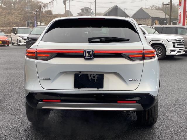 ヴェゼル ｅ：ＨＥＶ　Ｚ／登録済未使用車／マルチビュー／ホンダコネクト　ワンオーナー　マルチビューカメラ　ＨｏｎｄａＳＥＮＳＩＮＧ　ＨｏｎｄａＣＯＮＮＥＣＴディスプレー　ＥＴＣ２．０　後退サポート　ＬＥＤ　置くだけ充電　シートヒータ　パドルシフト　Ｐリアゲート　電子ＰＫＢ（3枚目）