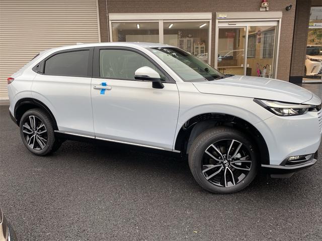 ヴェゼル ｅ：ＨＥＶ　Ｚ／登録済未使用車／マルチビュー／ホンダコネクト　ワンオーナー　マルチビューカメラ　ＨｏｎｄａＳＥＮＳＩＮＧ　ＨｏｎｄａＣＯＮＮＥＣＴディスプレー　ＥＴＣ２．０　後退サポート　ＬＥＤ　置くだけ充電　シートヒータ　パドルシフト　Ｐリアゲート　電子ＰＫＢ（4枚目）