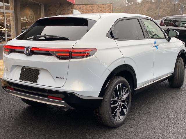 ヴェゼル ｅ：ＨＥＶ　Ｚ／登録済未使用車／マルチビュー／ホンダコネクト　ワンオーナー　マルチビューカメラ　ＨｏｎｄａＳＥＮＳＩＮＧ　ＨｏｎｄａＣＯＮＮＥＣＴディスプレー　ＥＴＣ２．０　後退サポート　ＬＥＤ　置くだけ充電　シートヒータ　パドルシフト　Ｐリアゲート　電子ＰＫＢ（8枚目）