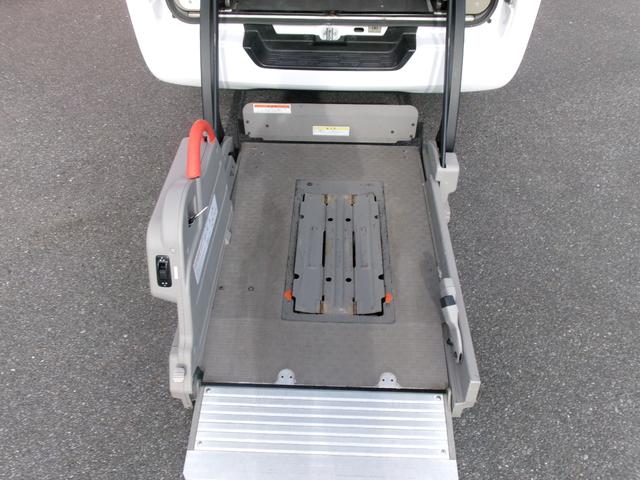 ＮＶ３５０キャラバンバン スーパーロングＤＸターボ　４ドアバン２．５ＤＴチェアキャブＤ仕様　４ＷＤ　車いす４基（6枚目）