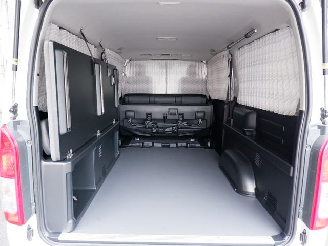 ハイエースバン ロングスーパーＧＬマルチロールトランスポータタイプＩＩ　４型　ディーゼル４ＷＤ　ベットキット　ＬＳＤ　禁煙車　フルセグＴＶ　Ｂｌｕｅｔｏｏｔｈ　　ＥＴＣ　バックカメラ　両側スライドドア　ＭＲＴト　ターボ　ＡＣ１００Ｖ電源　ＤＶＤ再生　ＬＥＤヘッドライト（5枚目）