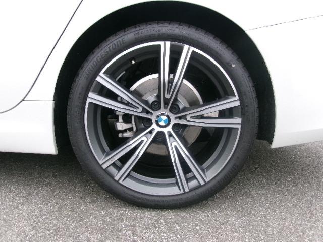 ３シリーズ ３１８ｉ　Ｍスポーツ　エディションシャドー　ＨＤＤナビ　ＡＣＣ　ＥＴＣ　３６０カメラ　カーブドディスプレイ　シートヒーター　ヘッドアップディスプレイ　アンビエントライト　ＬＥＤヘッドライト　アップルカープレイ　純正１９ＡＷ（20枚目）