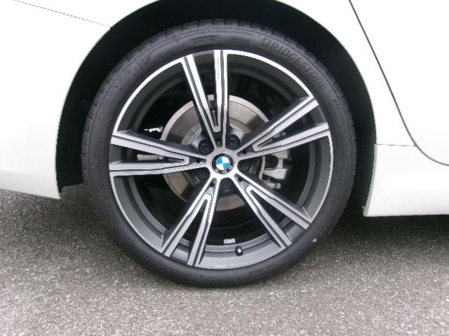 ３シリーズ ３１８ｉ　Ｍスポーツ　エディションシャドー　ＨＤＤナビ　ＡＣＣ　ＥＴＣ　３６０カメラ　カーブドディスプレイ　シートヒーター　ヘッドアップディスプレイ　アンビエントライト　ＬＥＤヘッドライト　アップルカープレイ　純正１９ＡＷ（21枚目）