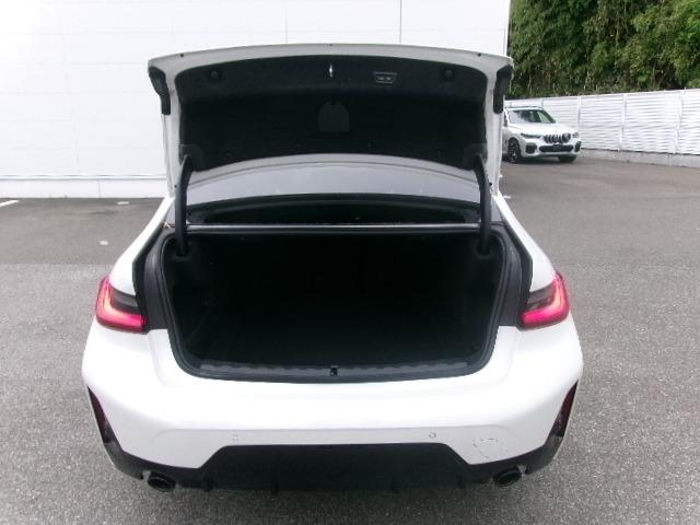 ３シリーズ ３１８ｉ　Ｍスポーツ　エディションシャドー　ＨＤＤナビ　ＡＣＣ　ＥＴＣ　３６０カメラ　カーブドディスプレイ　シートヒーター　ヘッドアップディスプレイ　アンビエントライト　ＬＥＤヘッドライト　アップルカープレイ　純正１９ＡＷ（69枚目）