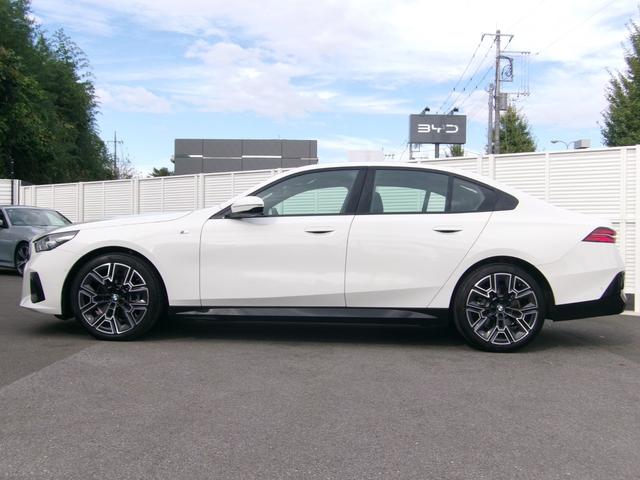 当展示場では厳選された車両が常時４５台〜６０台の展示をしております。展示在庫以外にもお探しも出来ます！