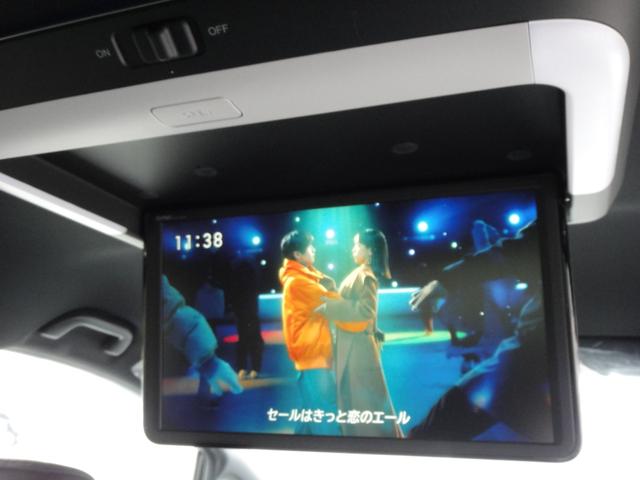 ★純正１５．６インチ後席ワイドモニター施工中！この大きさ！！お分かりただけますか！？★ＤＶＤ鑑賞テレビも楽しめます！リモコン操作も出来ます！ロングドライブも退屈しませんね！車内はまるでシアタールーム！