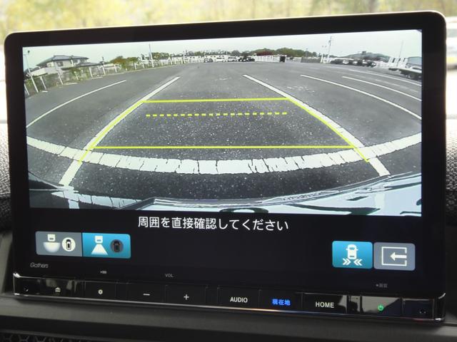 ★マルチビューカメラシステム★４個のカメラから得た画像を車両上方から見下ろしたような映像で表示することで、車と路面の駐車枠の関係を一目で確認できます！