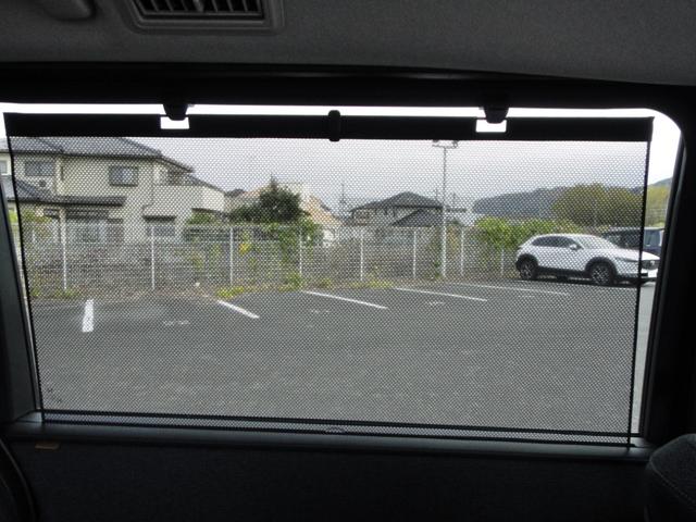 ☆ロールサンシェード！リアドアには引き出してガラスを覆うロールサンシェード内蔵！直射日光を防いで車内を快適に保つほか、お子様の着替えの際のプライバシーの保護にも役立ちます☆