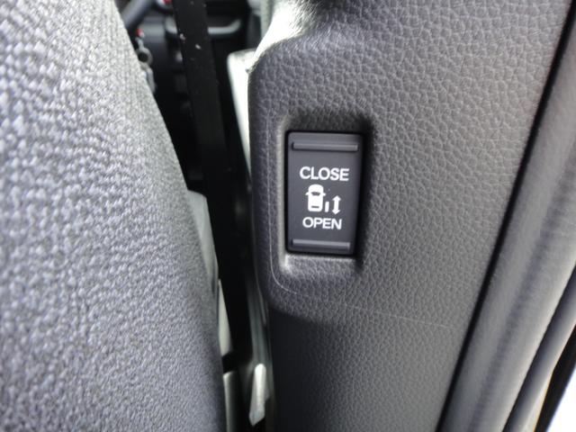★ピラーにピラーに設置したスイッチ★室内ハンドルと使い分け、スライドドアが開いているときも閉じているときも、　２列目シートがどの位置でも、無理なく開閉操作ができます！