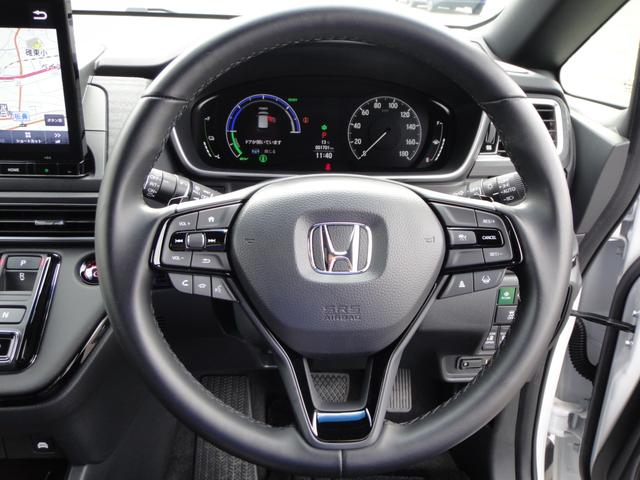 オデッセイハイブリッド ｅ：ＨＥＶアブソルート・ＥＸブラックエディション　純正１１．４インチコネクトナビＤＴＶ　純正１５．６インチ後席モニター　マルチビューカメラ　ブラックレザーシート　１・２列シートヒーター　２列目両側アームレスト付４ウェイパワーシート　ディーラーデモカー（38枚目）