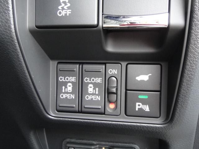 オデッセイハイブリッド ｅ：ＨＥＶアブソルート・ＥＸブラックエディション　純正１１．４インチコネクトナビＤＴＶ　純正１５．６インチ後席モニター　マルチビューカメラ　ブラックレザーシート　１・２列シートヒーター　２列目両側アームレスト付４ウェイパワーシート　ディーラーデモカー（49枚目）