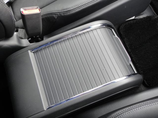 オデッセイハイブリッド ｅ：ＨＥＶアブソルート・ＥＸブラックエディション　純正１１．４インチコネクトナビＤＴＶ　純正１５．６インチ後席モニター　マルチビューカメラ　ブラックレザーシート　１・２列シートヒーター　２列目両側アームレスト付４ウェイパワーシート　ディーラーデモカー（52枚目）