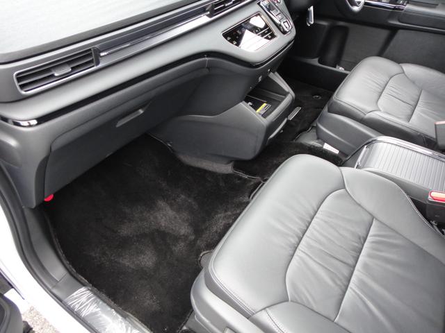 オデッセイハイブリッド ｅ：ＨＥＶアブソルート・ＥＸブラックエディション　純正１１．４インチコネクトナビＤＴＶ　純正１５．６インチ後席モニター　マルチビューカメラ　ブラックレザーシート　１・２列シートヒーター　２列目両側アームレスト付４ウェイパワーシート　ディーラーデモカー（65枚目）