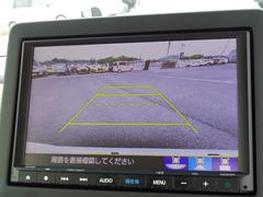 ★３画面バックカメラ装備★「Ｒ」の位置にすると、自動的に後方の様子をカラー画像（車幅／距離／予想進路線表示機能付）で表示。バックの際の安心感を高めます★ 3